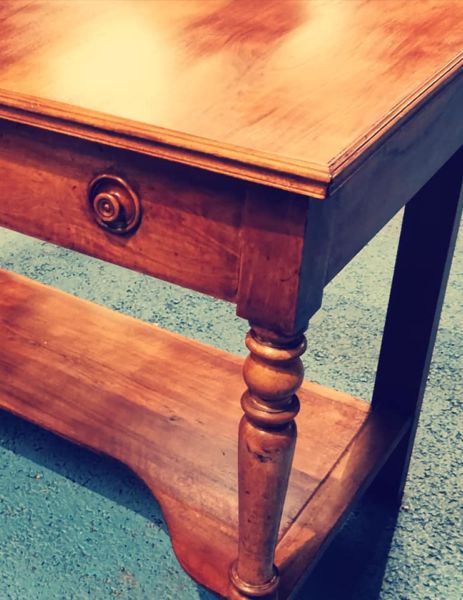 <strong>Rénovation d&rsquo;une table de toilette.</strong> <em>Relooking meuble</em><br  /></p><p> 