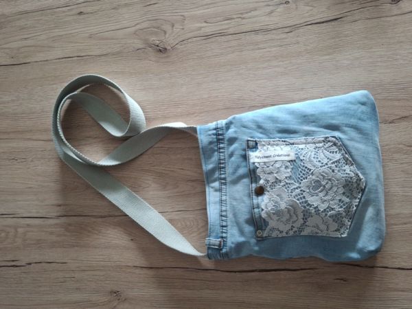 <strong>13-upcycling-pochette-a-bandouliere-CAMELEON-face A</strong> <em></em><br /></p><p>