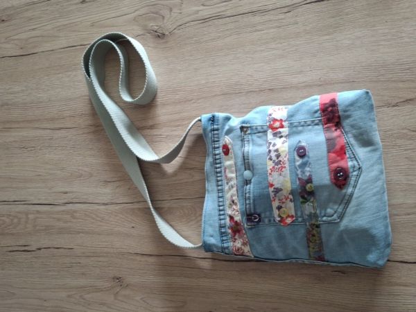 <strong>14-upcycling-pochette-a-bandouliere-CAMELEON-face B</strong> <em></em><br /></p><p>