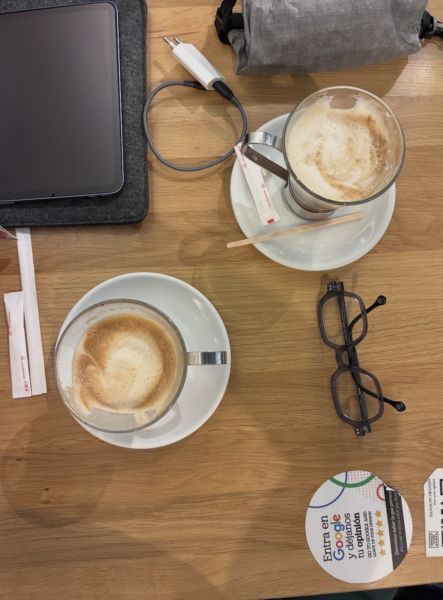 <strong>Autour d’un café</strong> <em></em><br /></p><p>