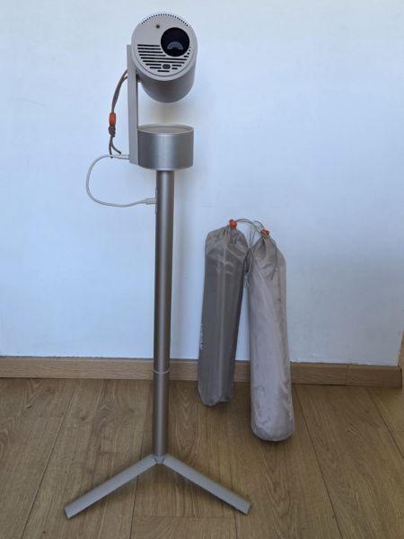 <strong>Matériel de projection</strong> <em>Projecteur et écran portatif plié</em><br /></p><p>